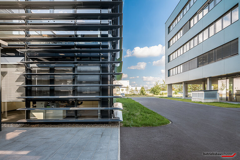 Lunatone Bürogebäude Sonnenschutz