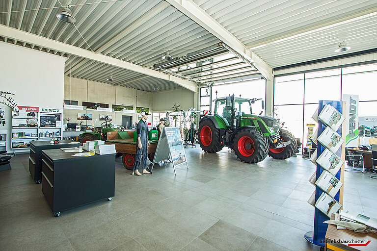 ACA Center Janu Gerasdorf Schauraum Traktor