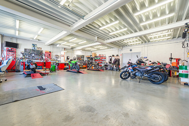 Werkstatt Innenansicht mit Motorräder