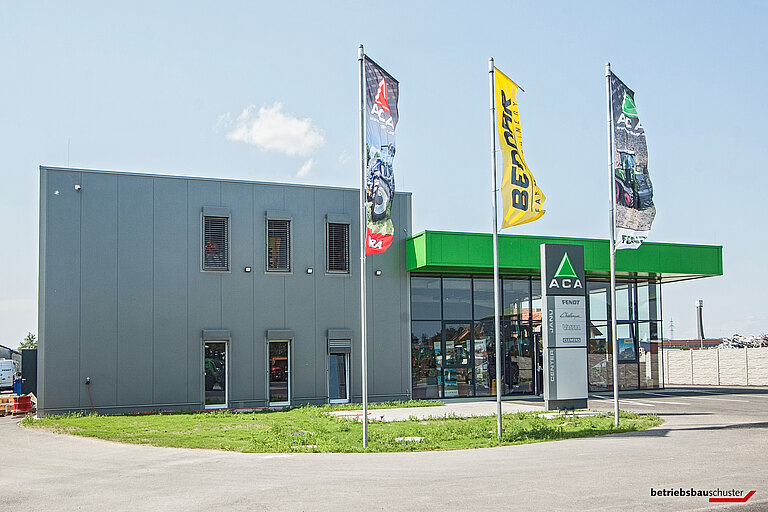 ACA Center Janu Gerasdorf Front Fahnen