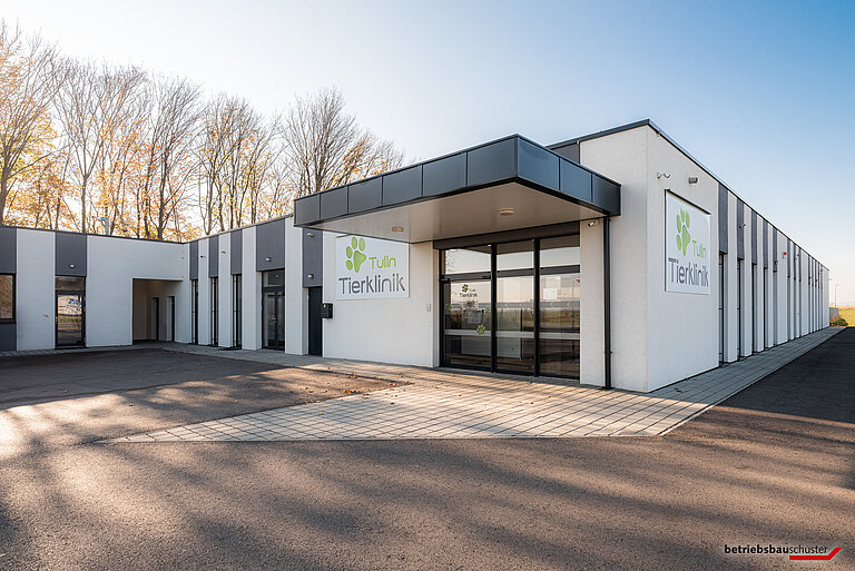 Tierklinik Tulln Außenansicht Eingang seitlich 